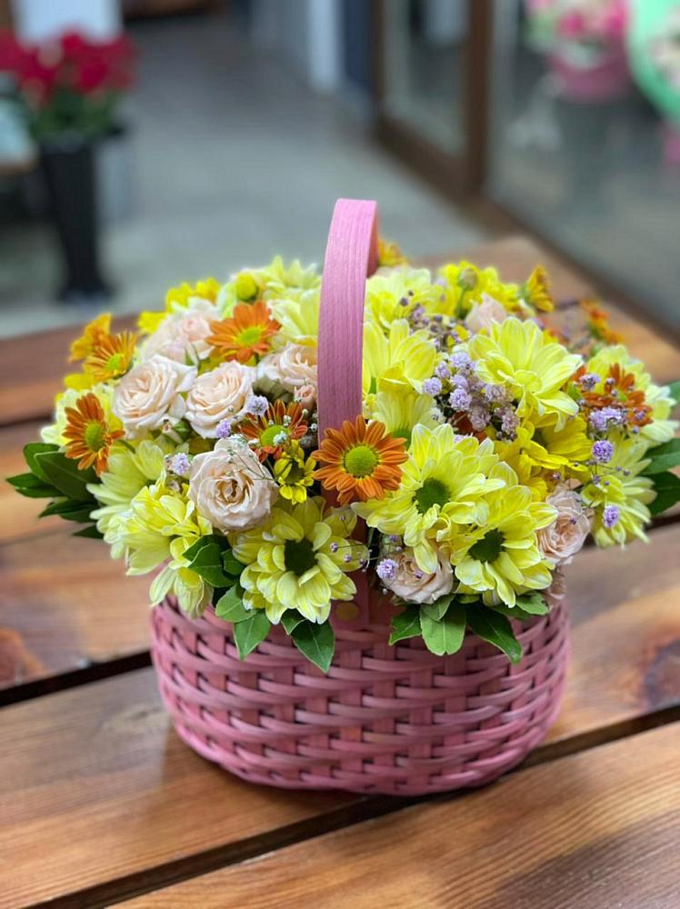 Цветочная композиция из Хризантемы и Розы в корзине в Ртищево