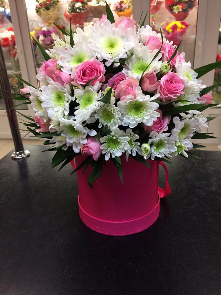 Цветочная композиция из Розы и Хризантемы в шляпной коробке в Ртищево