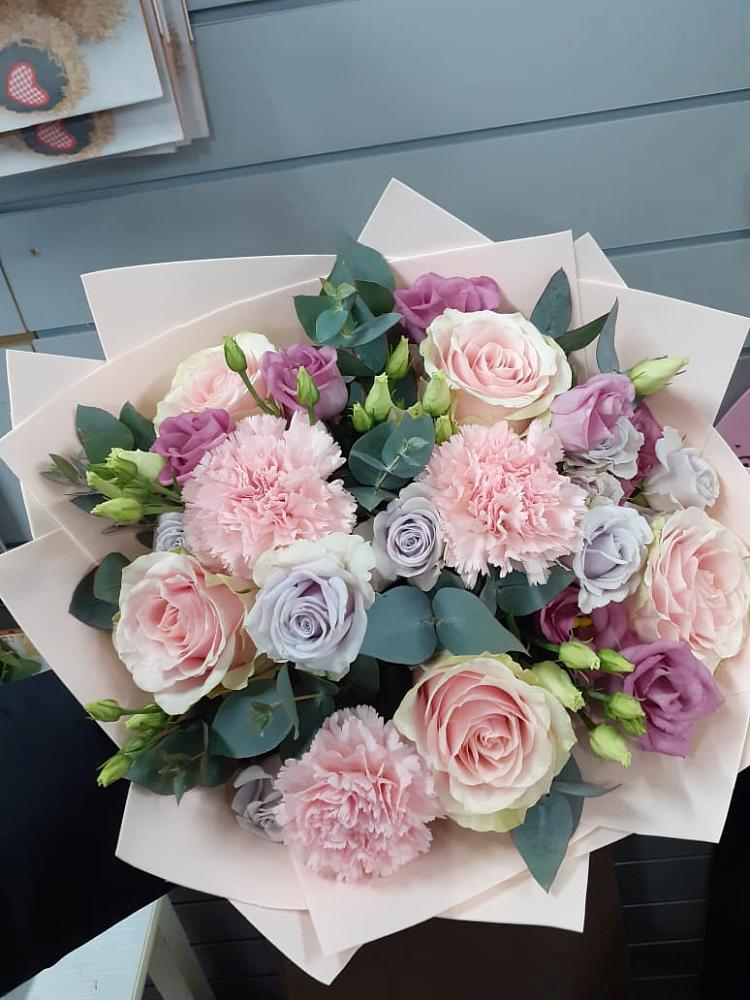 Букет цветов из: Розы, Гвоздики и Лизиантусы в Ртищево