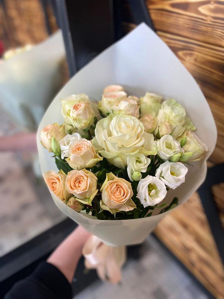 Букет цветов из: Розы и Лизиантусы в Ртищево